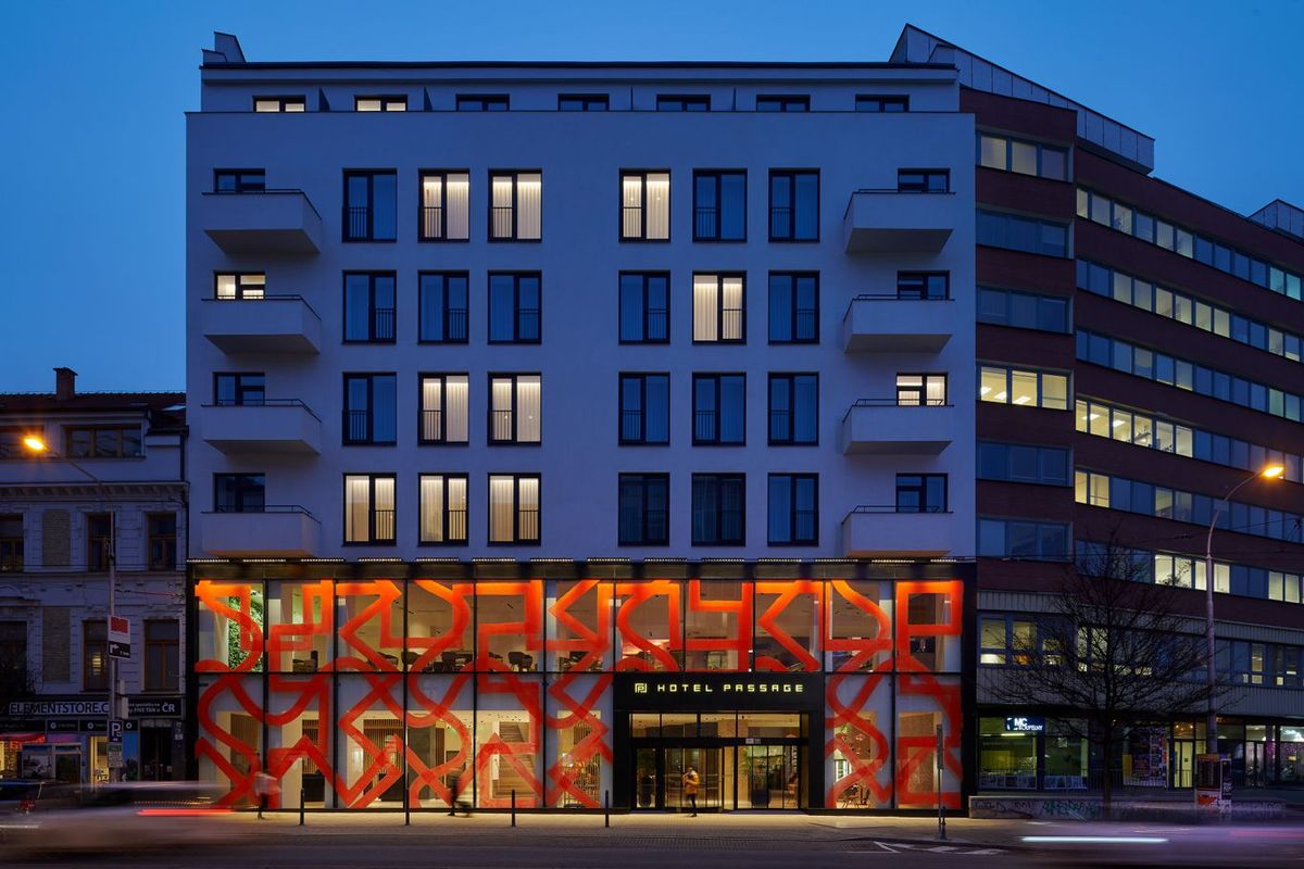 Hotel Passage v Brně – večerní pohled na fasádu