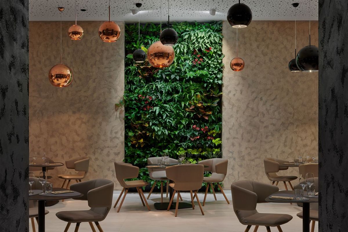 Hotel Passage – kavárna se zelenou stěnou
